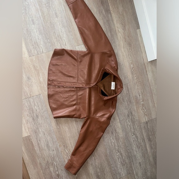 Aritzia 
Babaton Pelli Hip Shirt Jacket Brown Leather 
Size M - Picture 2 of 3